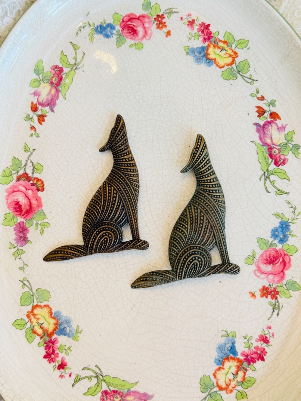 Vintage Pair of Bronze Howling Coyotes/Wolves - Picture 10 of 14